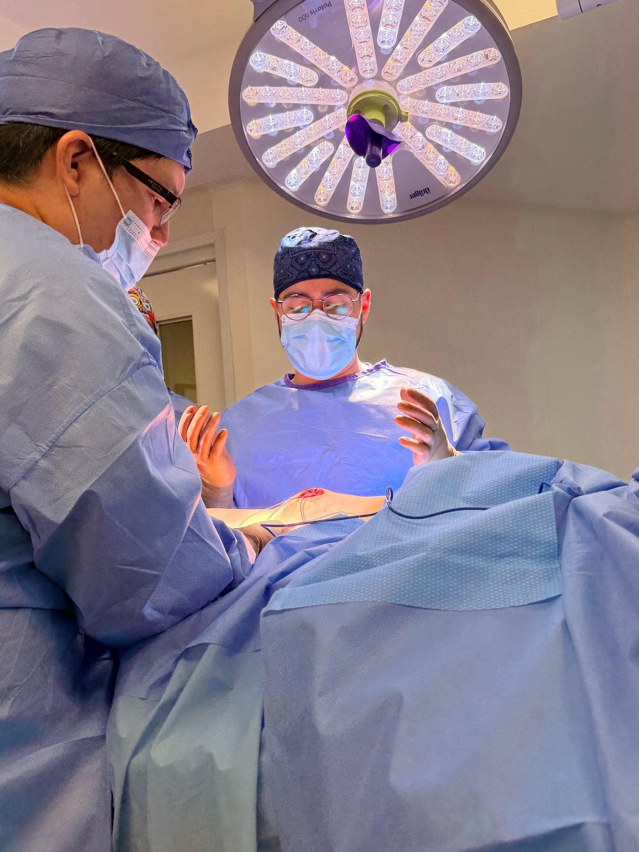 Dr. Hinojosa trabajando en quirófano