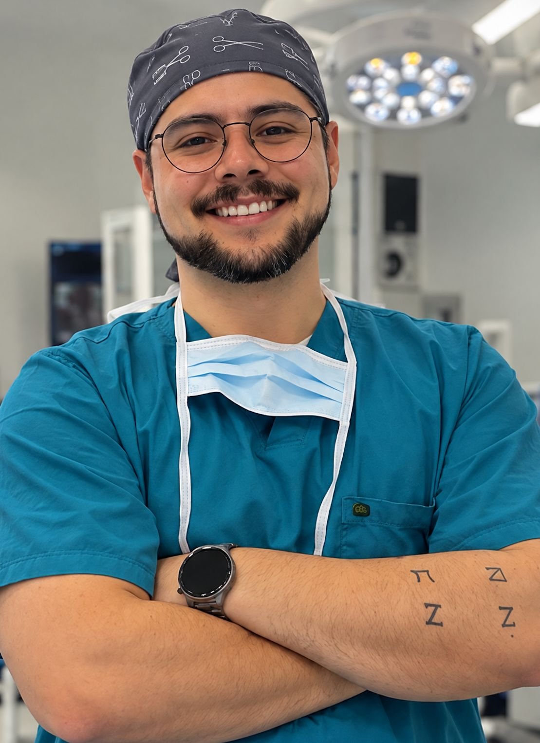 Dr. Luis Alberto Hinojosa Murillo sonriendo con uniforme médico en el quirófano