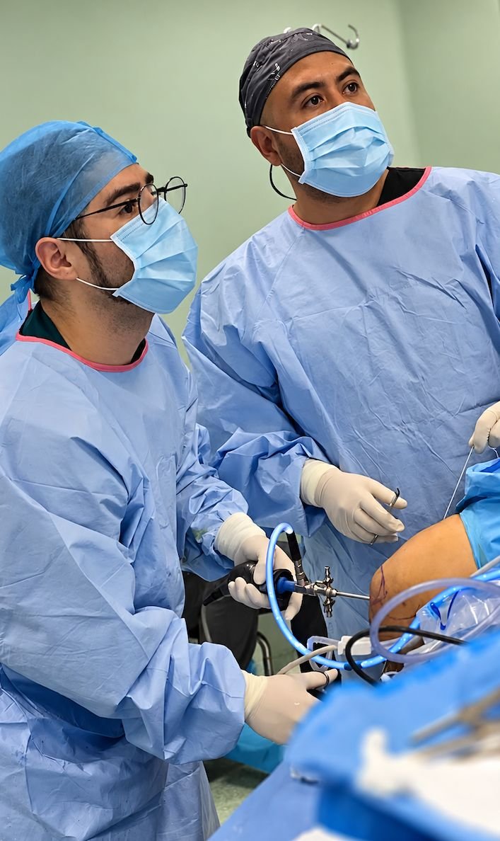Dr. Luis Hinojosa trabajando con su equipo en el entorno quirúrgico