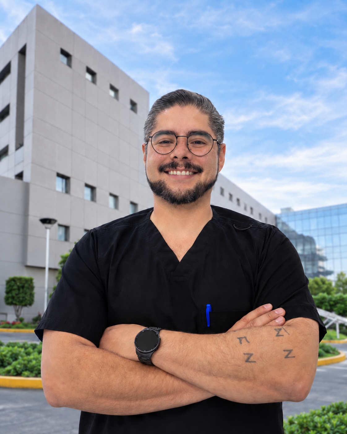 Dr. Luis Hinojosa frente al Hospital Ángeles